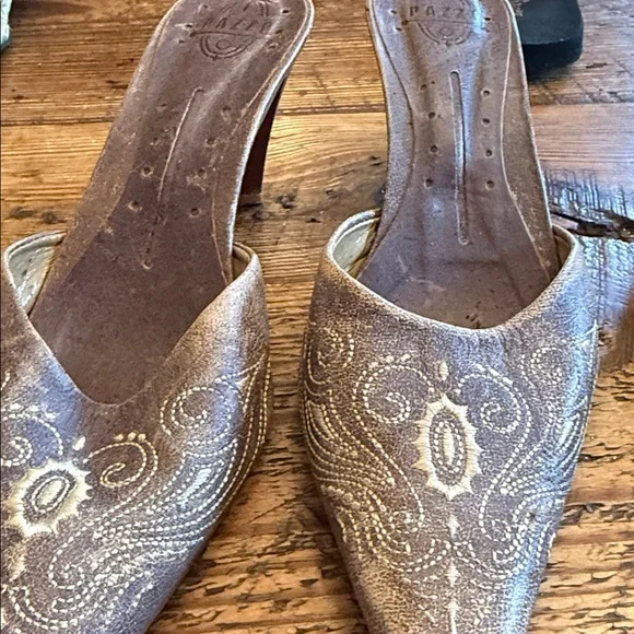 PAZZO Taupe Embroidered Pointed-Toe Mule Heels - Picture 4 of 4